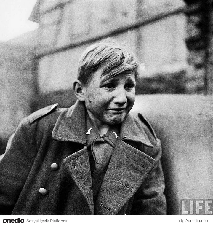 Korku; Müttefik Kuvvetler tarafından esir alınan 15 yaşındaki Alman askeri Hans-Georg Henke ( 3 Nisan 1945 )