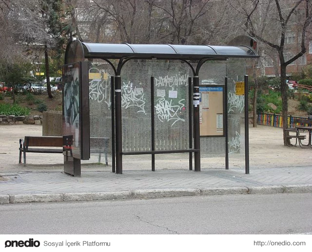 Almanya'da pek çok bakım evinin önünde, kafası karışmış yaşlı vatandaşların kaçıp gitmesini önlemek için yapılmış sahte otobüs durakları var.