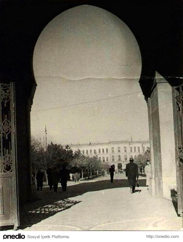 İstanbul niversitesi girişinden bakış (1930'lu yıllar, Beyazıt)