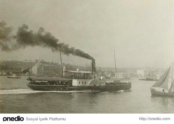 Dolmabahe nlerinde yandan arklı gemi... (1905)