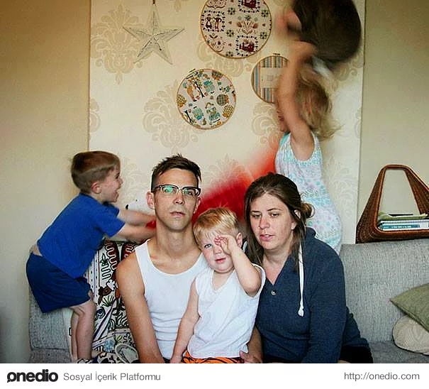 Aile fotoğrafında herkes neşe dolu.