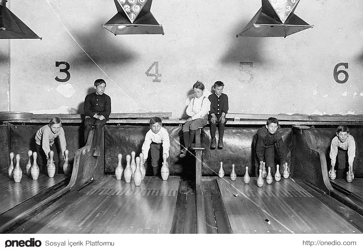 Bowling salonunda gece geç saatlere kadar çalışan çocuklar (1909)