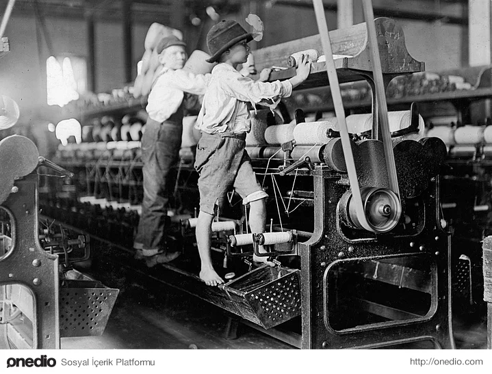 Makineye uzanamayan çocuklar çareyi makinenin üstüne çıkarak bulmuş. (1909)