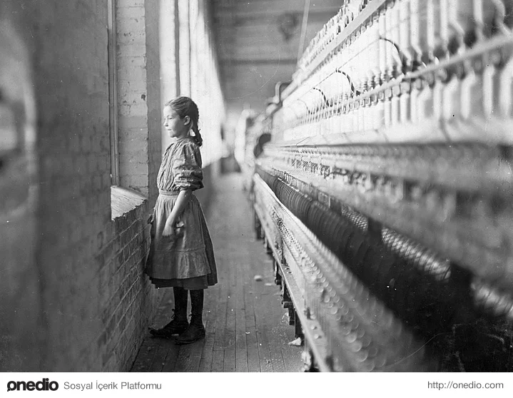 Bu 10 yaşındaki kız çocuğu, mola vermiş ve dışarıyı izliyor. (1908)