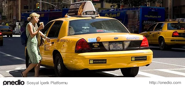 Bazı taksi şoförleri de, kendi zaman makinelerine binen yolculardan daha fazla para almak için zamanda yolculuğu uzatırlardı.