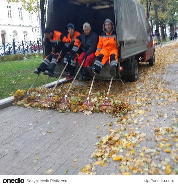 Yaprak temizlemenin eğlenceli ve kolay yolunu bulmuş belediye işçileri